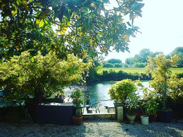 Quai Des Fleurs Bed & Breakfast Saint-Savinien Exterior photo